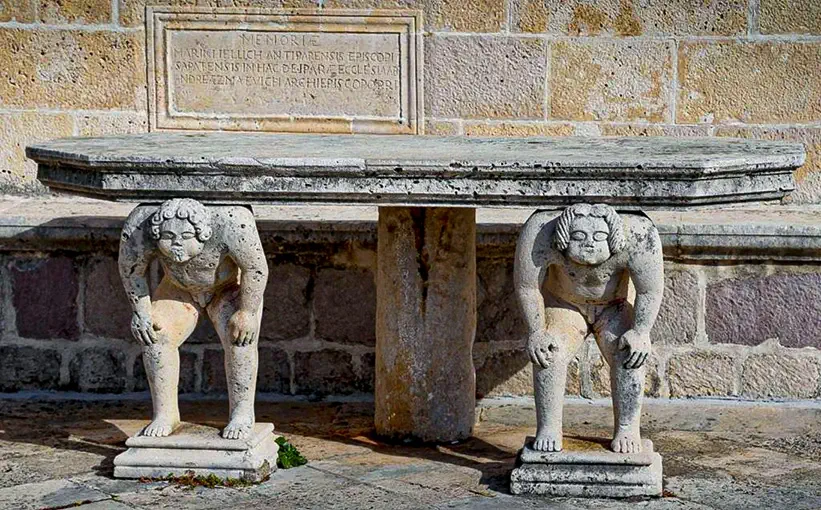 стол из зала примирения