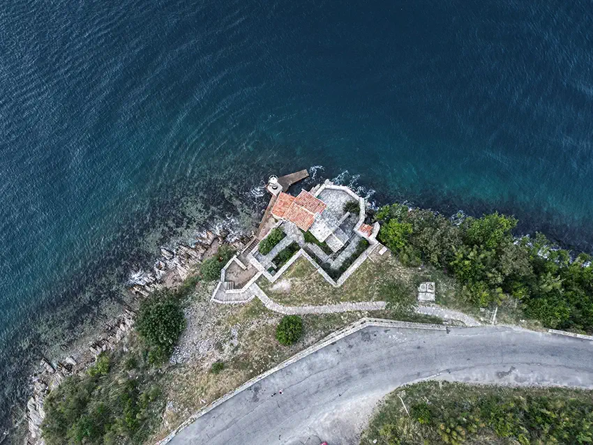 Вид на Церковь Богоматери Ангелов с дрона