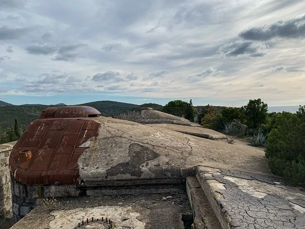Armoured dome of the positions of the fire adjusters