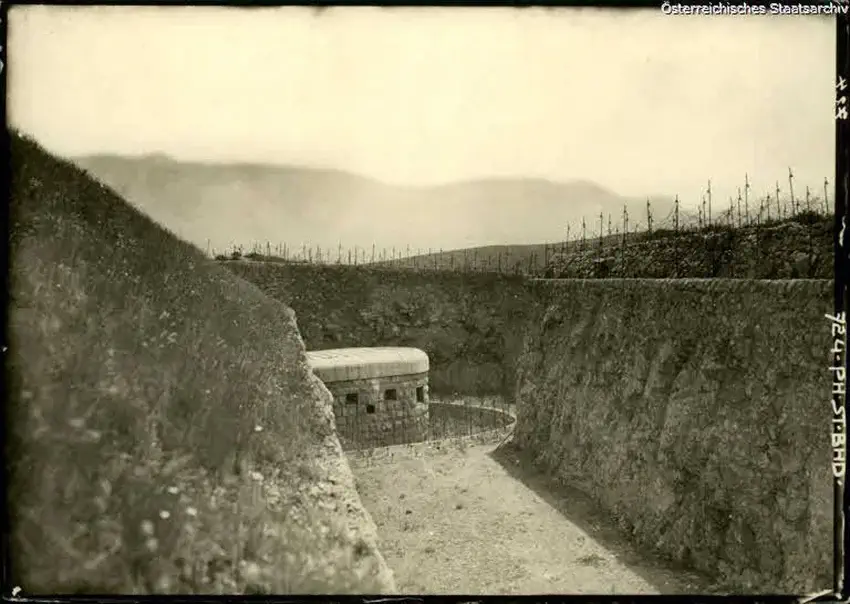 Капонир и колючая проволока вокруг форта Радишевич