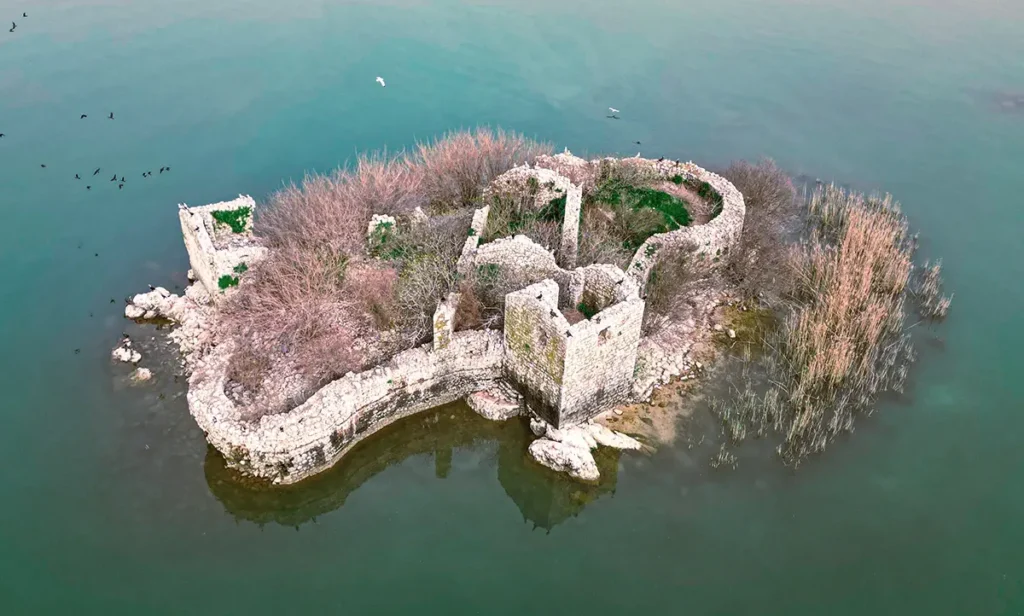 Грможур форт на Скадарском озере