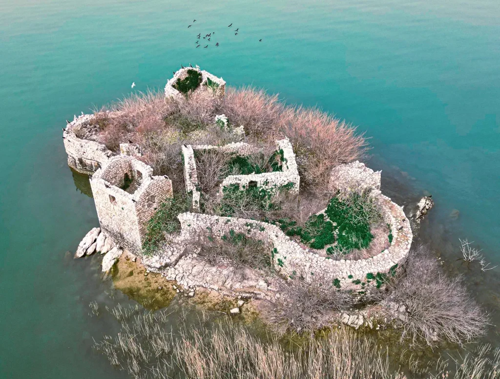 Грможур крепость на Скадарском озере